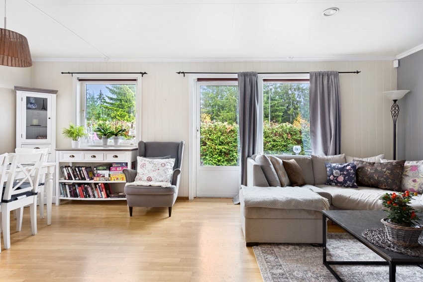 Stuen har parkett på gulvet og direkte utgang til terrassen og hagen. Galleribilde