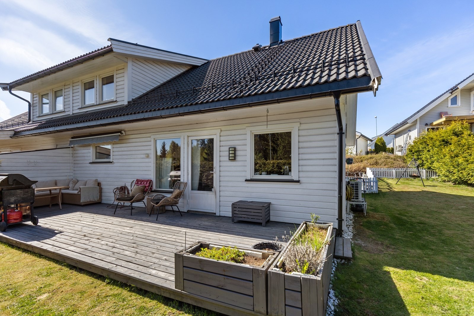 Terrasseplatting i trykkimpregnert tre og har gode solforhold. Galleribilde