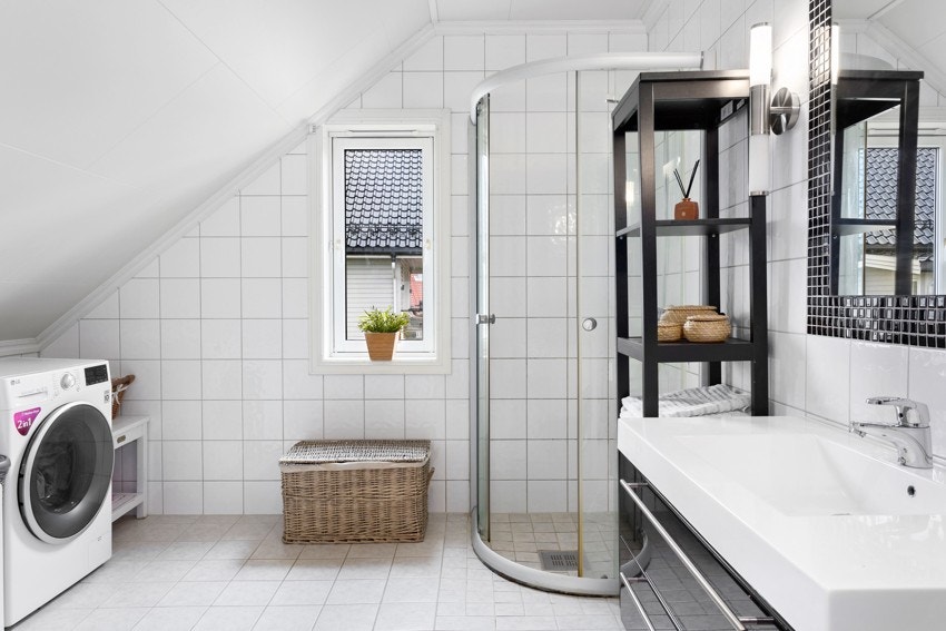 Flislagt bad i andre etasje med elektrisk gulvvarme og opplegg for vaskemaskin. Galleribilde