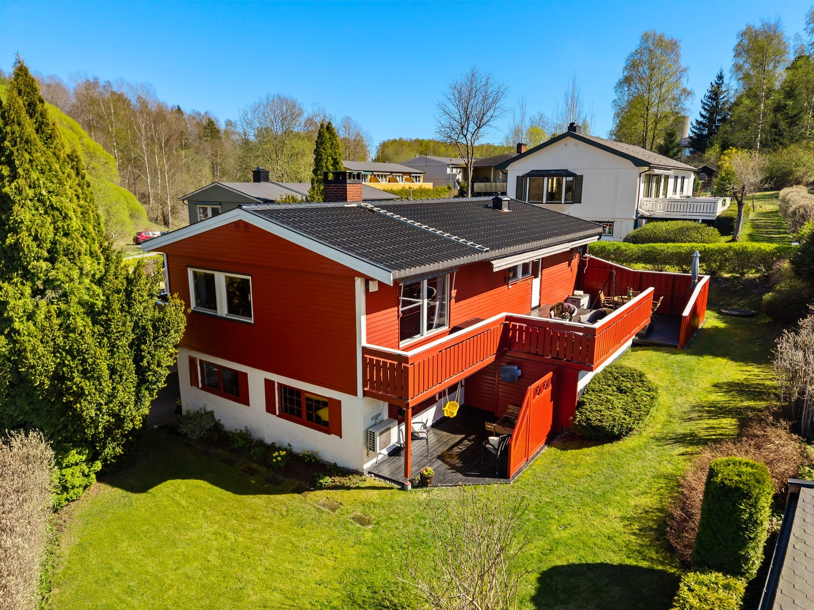 Velholdt og familievennlig enebolig med attraktiv beliggenhet i rolig og barnevennlig boligområde i Askim. Galleribilde