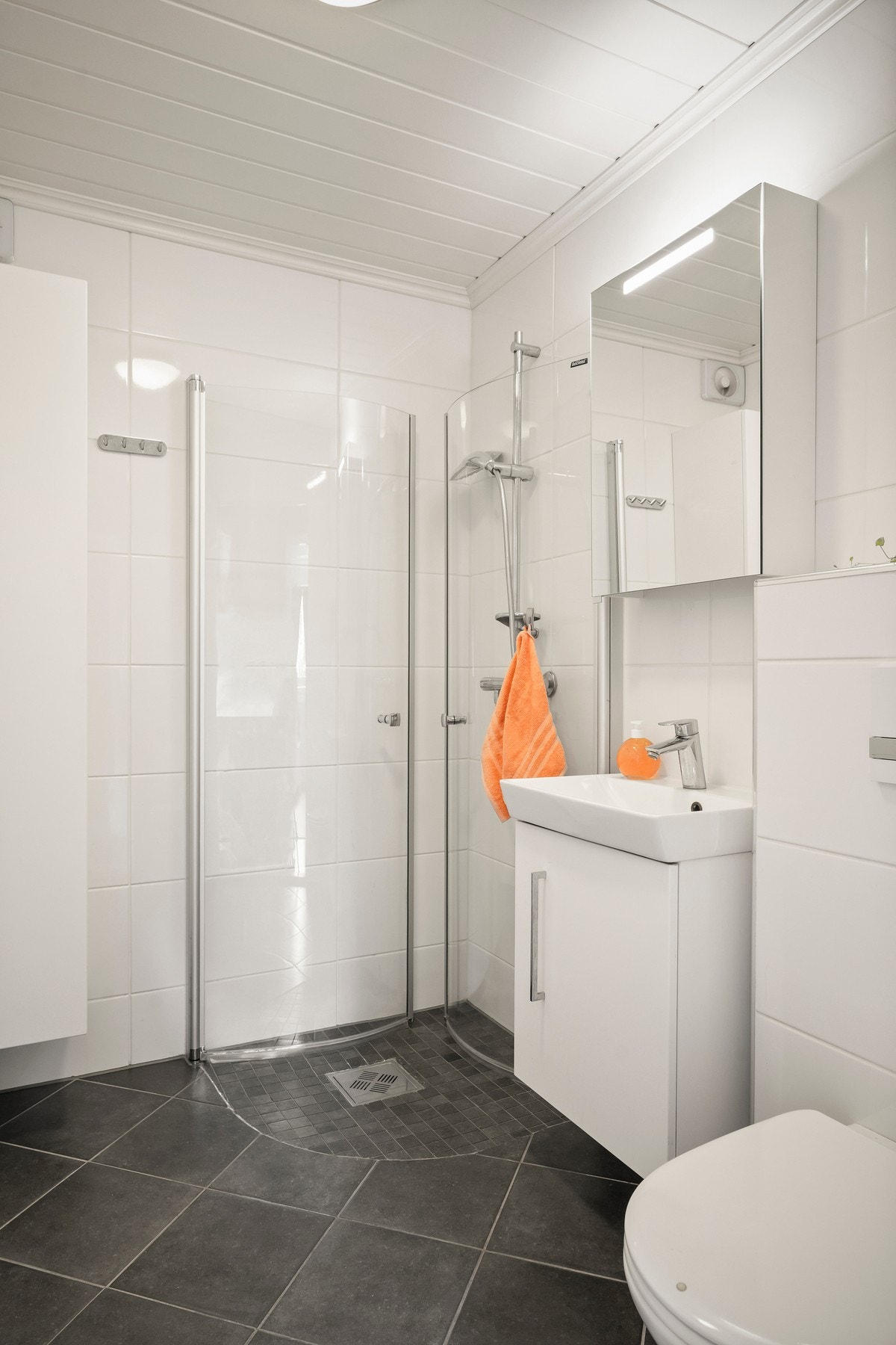 Pent flislagt bad som ble rehabilitert i 2011. Varmekabler i gulv. Badet er innredet med dusjløsning, servant med oppbevaring og vegghengt wc. Galleribilde