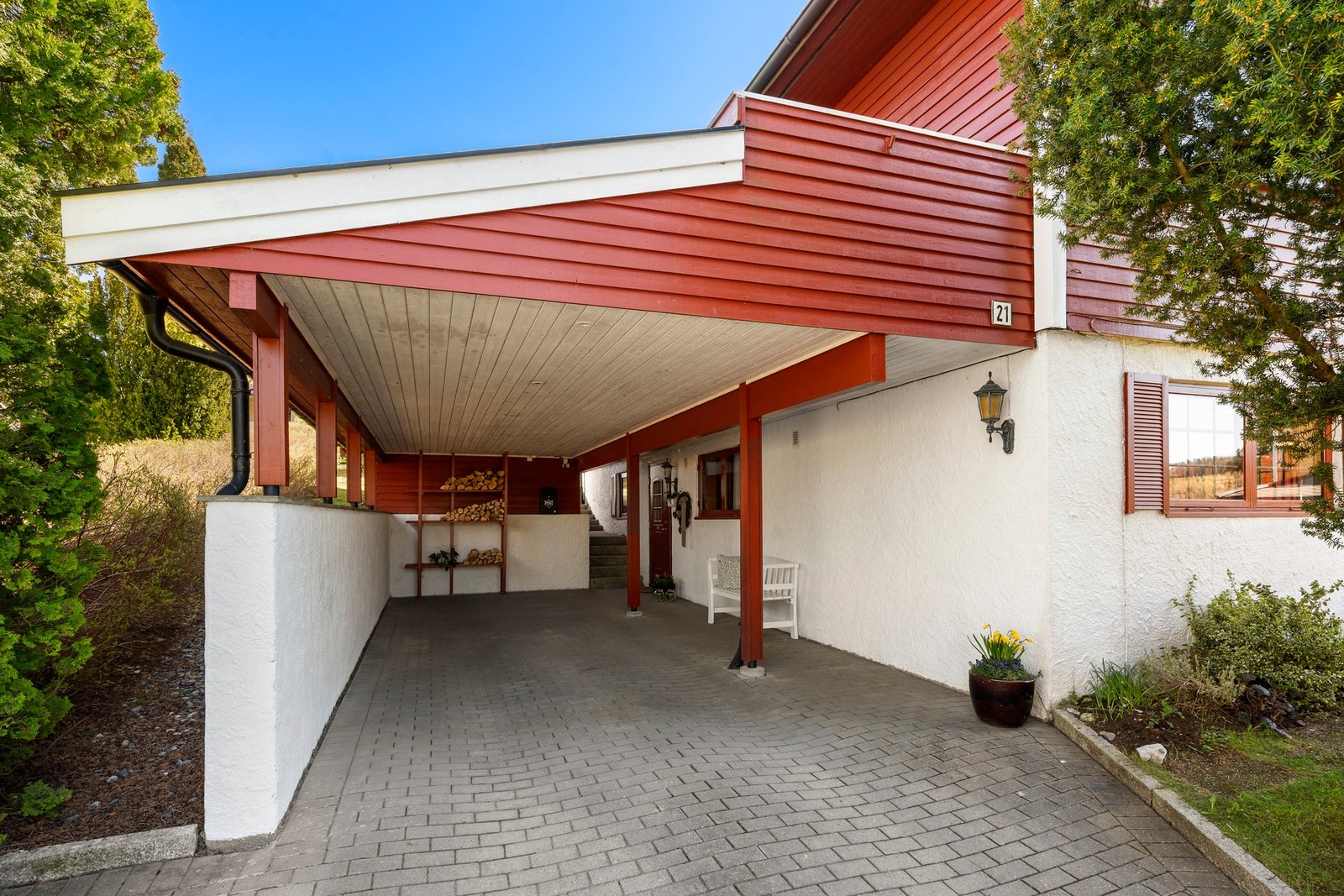Parkering i carport og på eiendommen. Galleribilde
