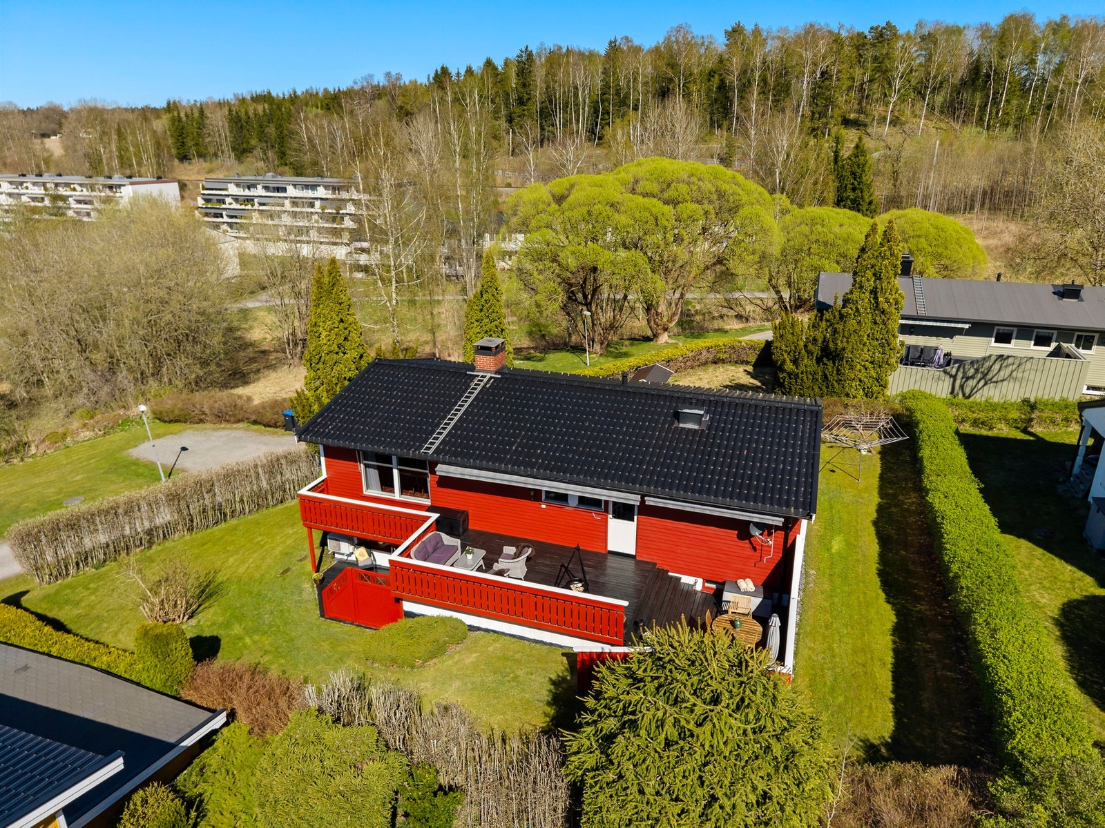 Gode solforhold og fine uteområder gjør dette til en attraktiv bolig for hele familien. Galleribilde