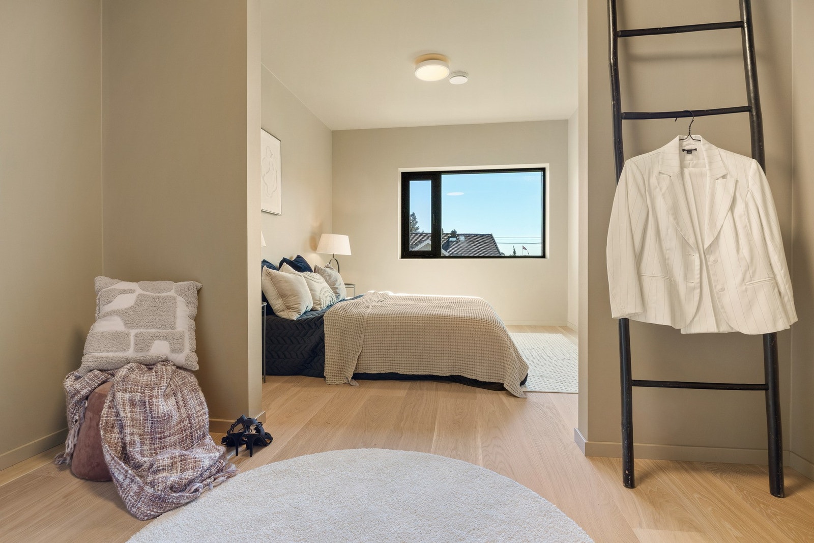 Hovedsoverom med walk in garderobe og bad Galleribilde