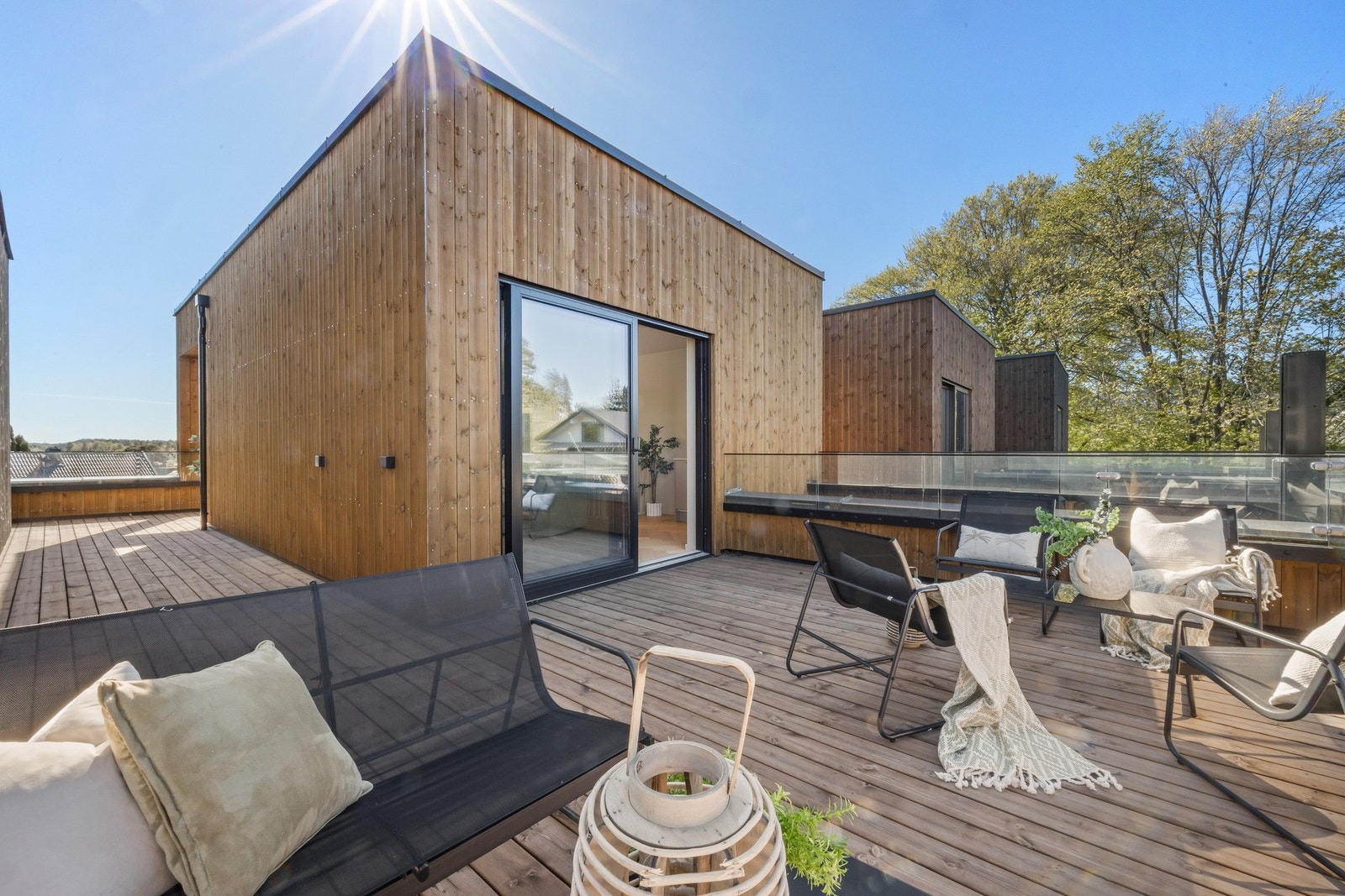 Loftsterrassen går rundt huset og har flere soner - totalt 45 kvm takterrasse Galleribilde