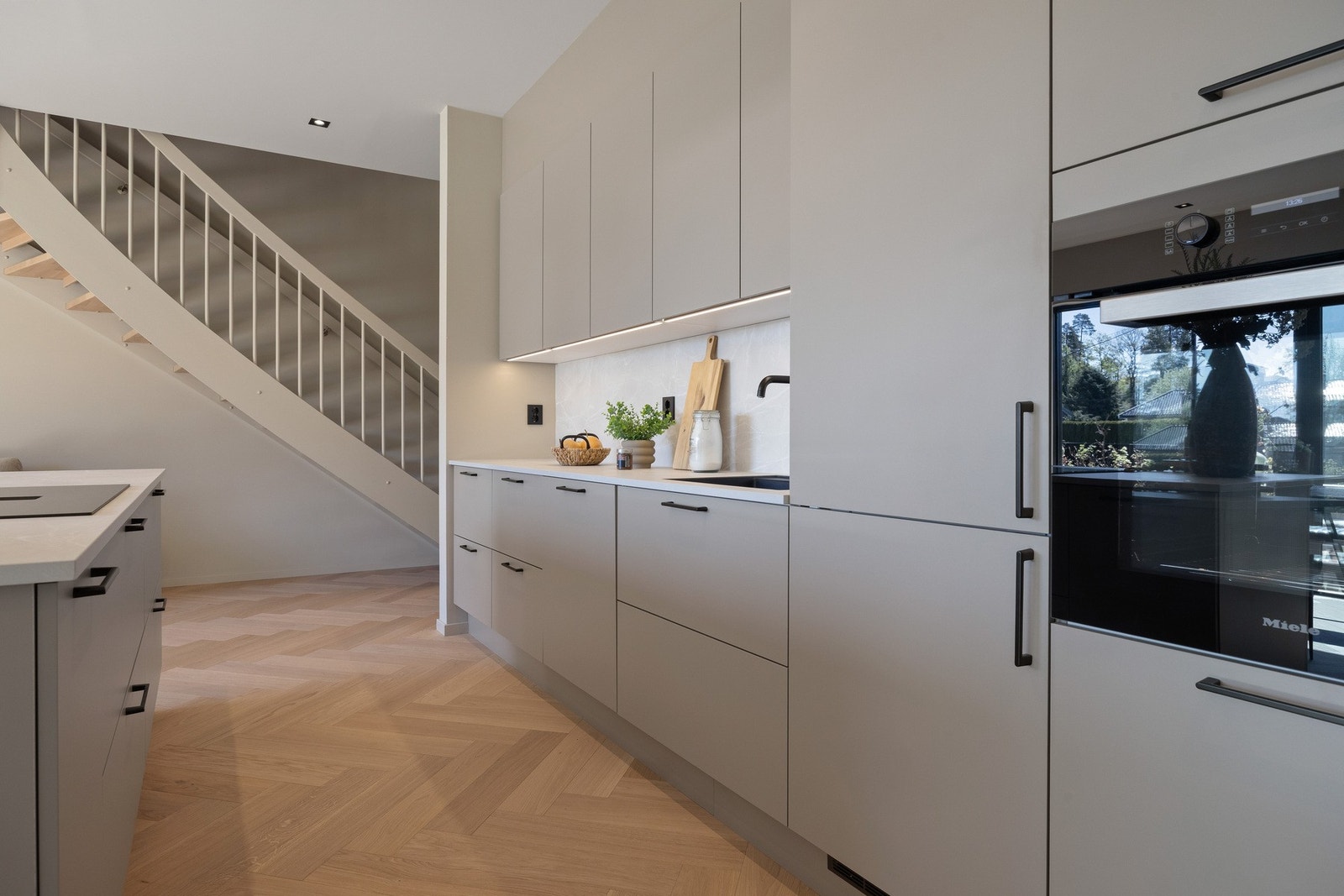 Lekker finish med sort blandebatteri, underlivet kum, LED belysning m.m. Galleribilde