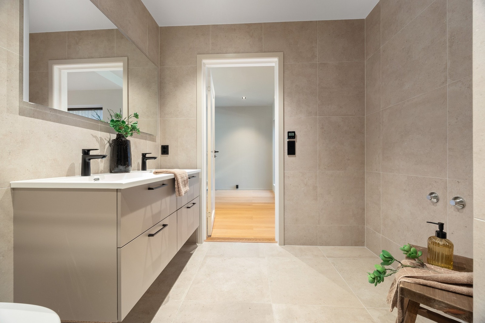 Lekre beige fliser - 60x60 og mosaikk i dusjsonen Galleribilde