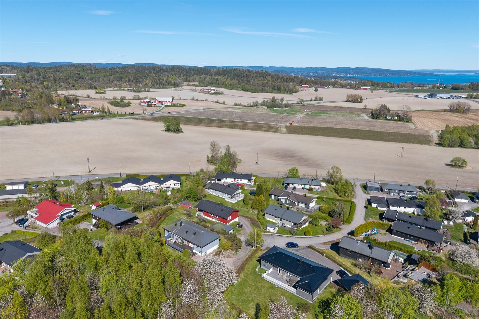 Her får du kort vei til butikk og gangavstand til skole via snarvei, noe som gjør beliggenheten både praktisk og attraktiv. Galleribilde
