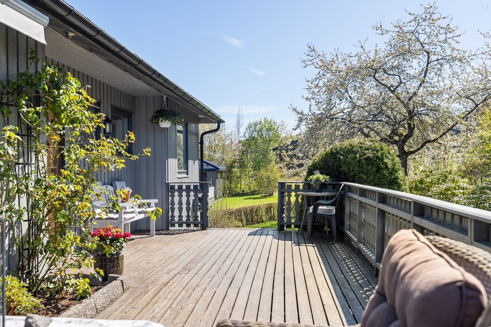 Utenfor inngangsdøren er det en fin uteplas. Galleribilde