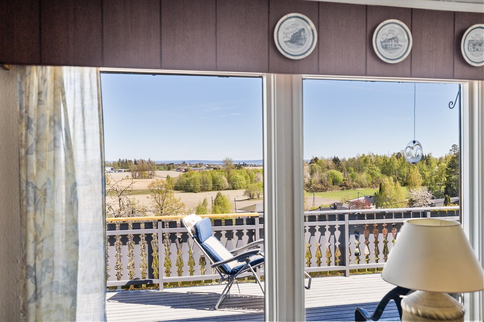 Store vindusflater slipper lyset inn og rammer inn den flotte panoramautsikten på en måte som gir rommet en helt spesiell atmosfære. Galleribilde