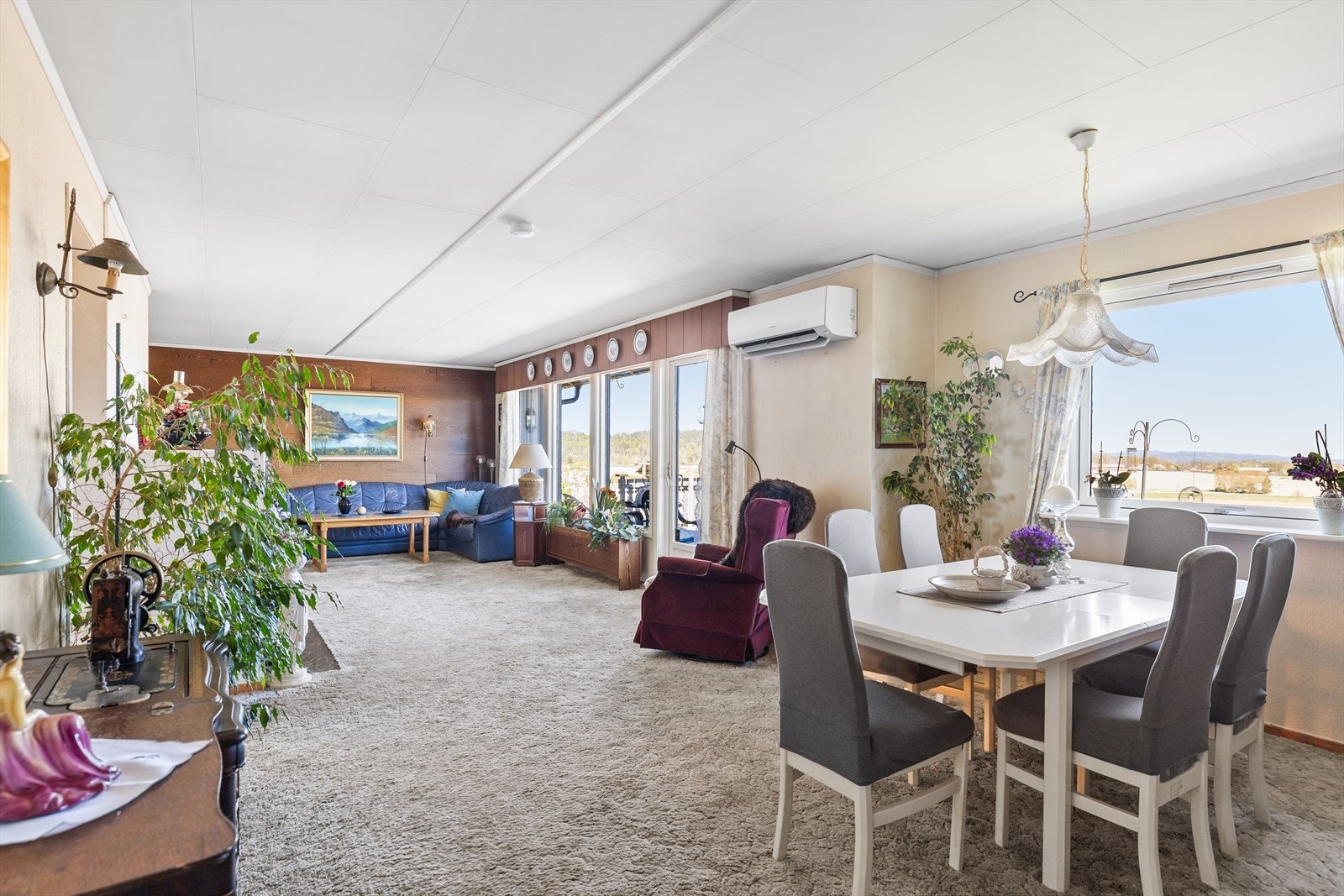Den store stuen er hjemmets naturlige samlingspunkt, med plass til både romslig sittegruppe og spisestue. Galleribilde