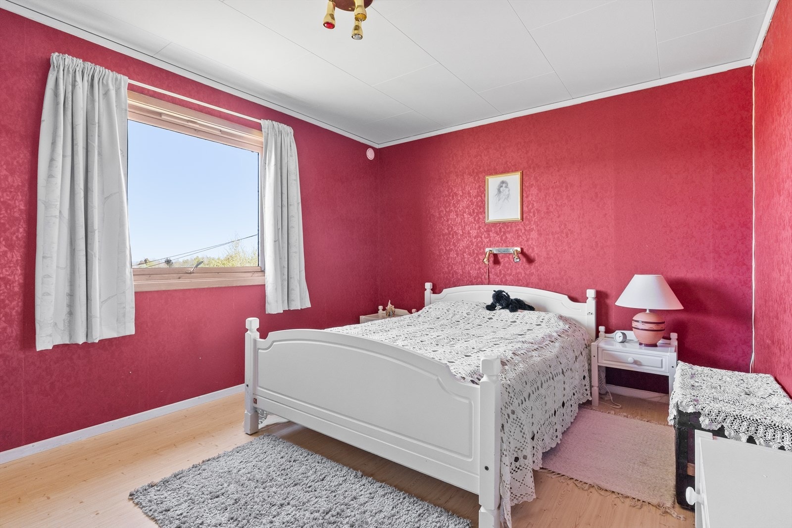 Hovedsoverommet er romslig, er det god plass til dobbeltseng, nattbord på hver side og øvrig møblement. Galleribilde