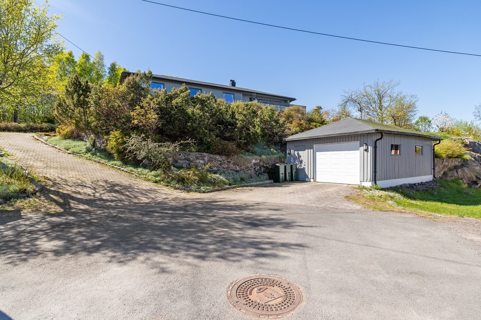 Og nedenfor huset ligger garasje med plass til én bil. Galleribilde