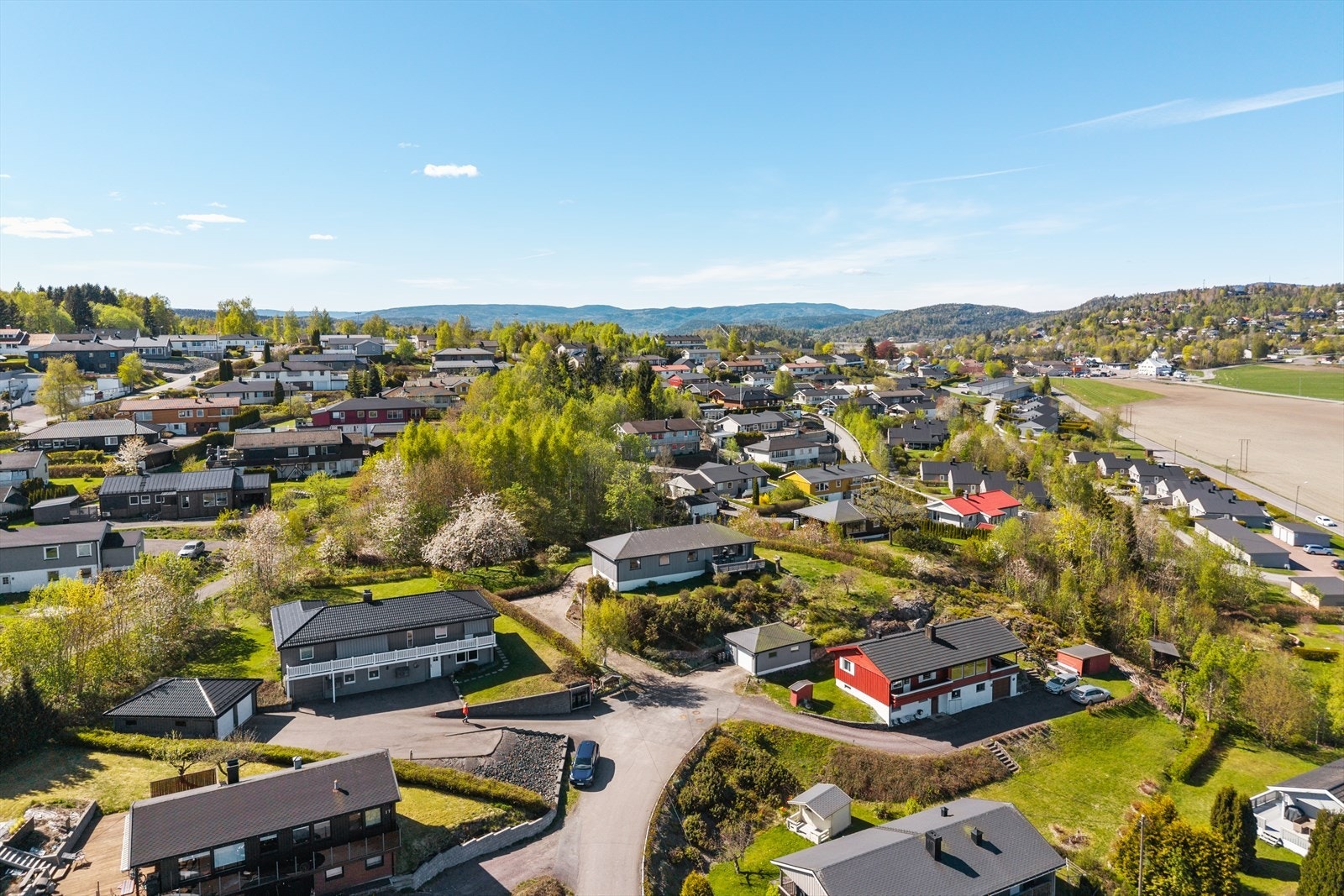 Dette er et sted hvor utsikten setter stemningen fra morgen til kveld, og hvor de solrike uteplassene på hver side av boligen gjør det enkelt å følge solen gjennom hele dagen. Galleribilde