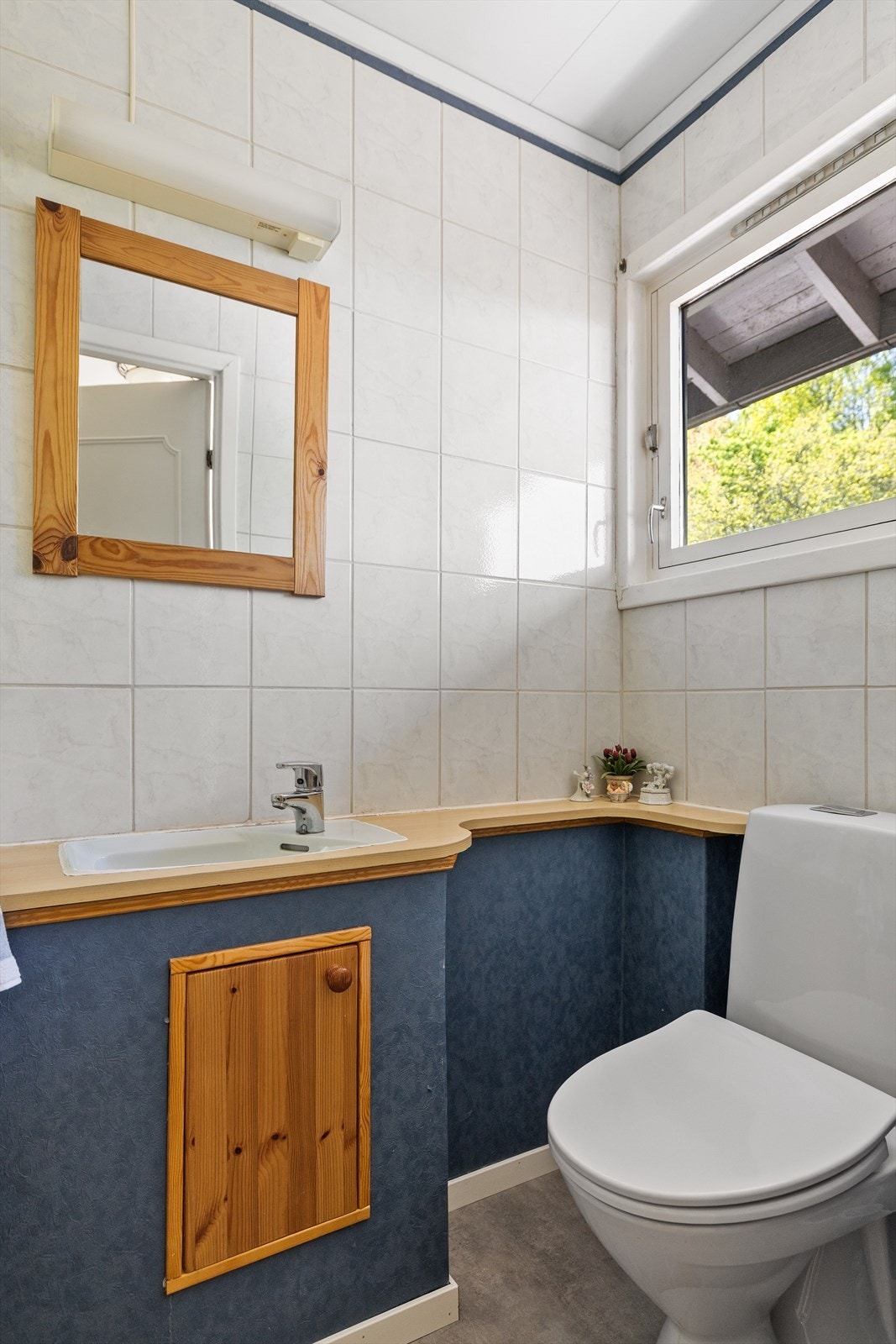 Ved siden av badet er det et separat toalettrom. Galleribilde