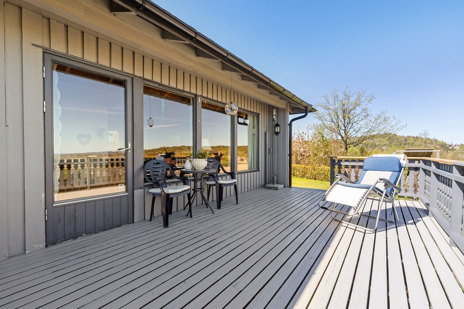 Fra stuen er det utgang til veranda - et naturlig sted for morgenkaffen, lange sommerkvelder eller rolige stunder med utsikten som bakteppe. Galleribilde
