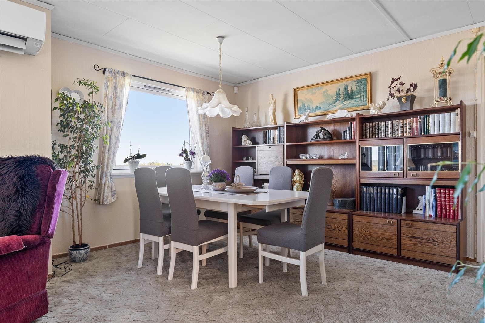 Spisebordet er et perfekt for å samle inn gode venner på sosiale sammenkomster. Galleribilde