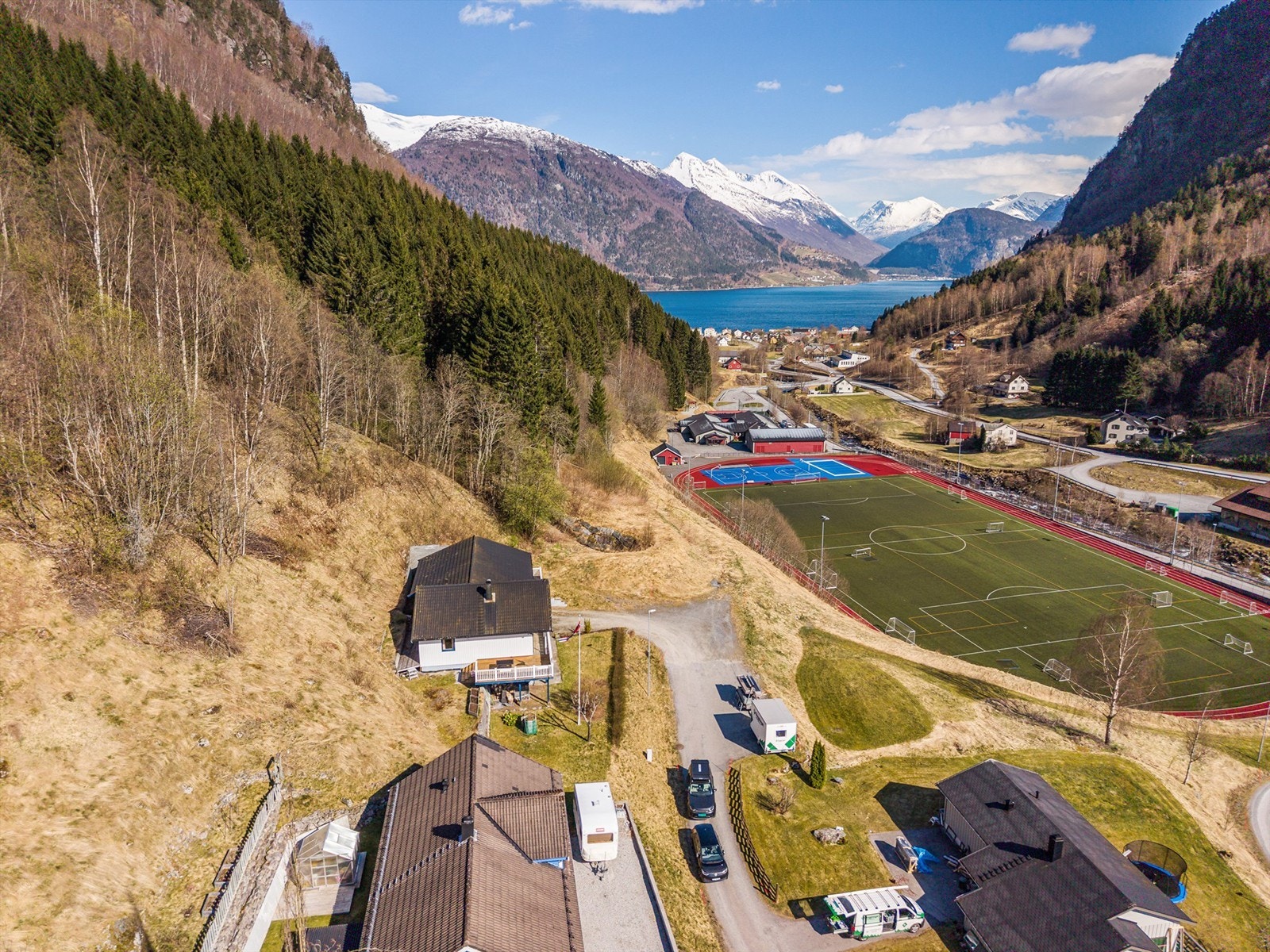 Fra eiendommen er det kort avstand til idrettsmuligheter, skole, turområder og andre fasiliteter Eidsdal har å by på. Galleribilde