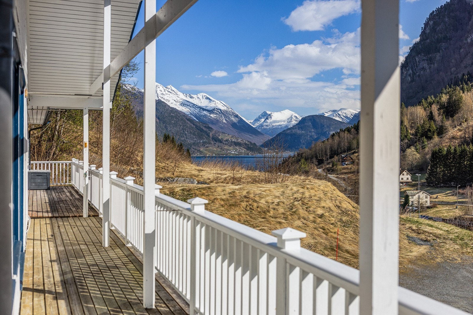 Videre har du også flott utsikt over fjord og fjell. Galleribilde