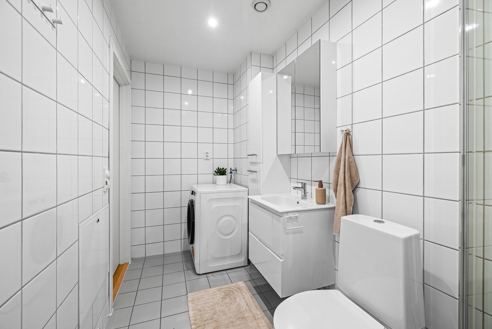 Toalett, nye LED-spotter, stikkontakter og dimmer ble også oppgradert i 2026, noe som gir badet et moderne preg. Galleribilde