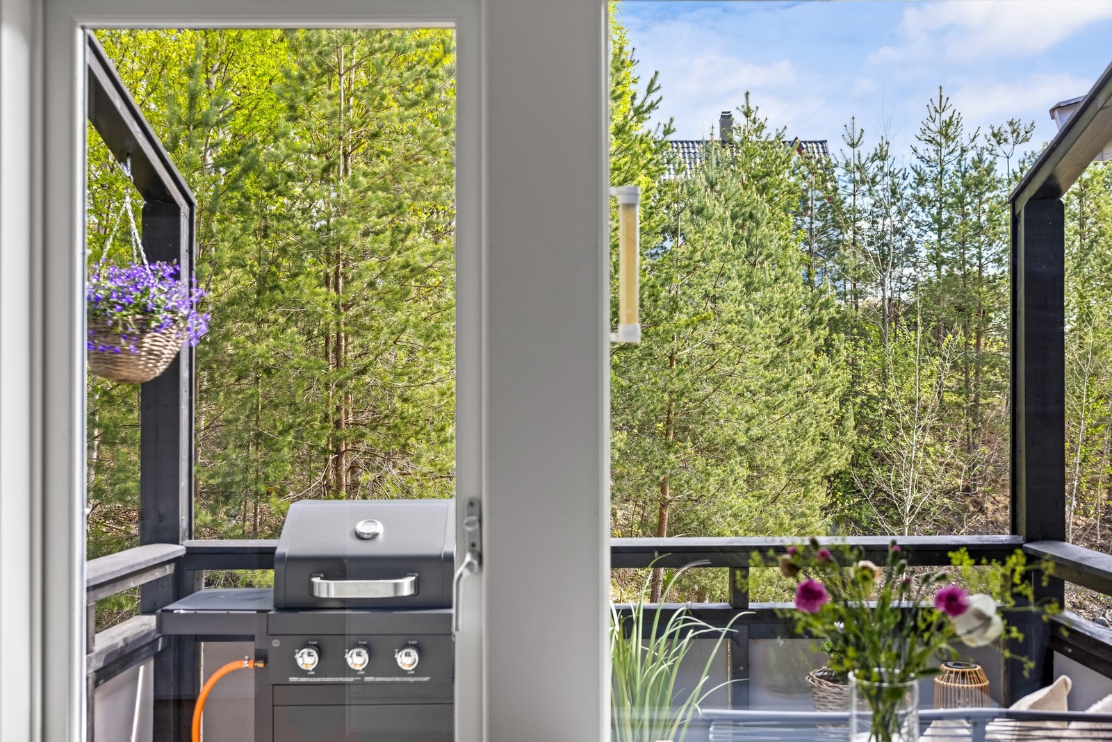 Fra stuen er det utgang til en østvendt balkong på ca. 4 m² med hyggelige solforhold på morgenen, et fint sted å starte dagen med en kopp kaffe i solen. Galleribilde