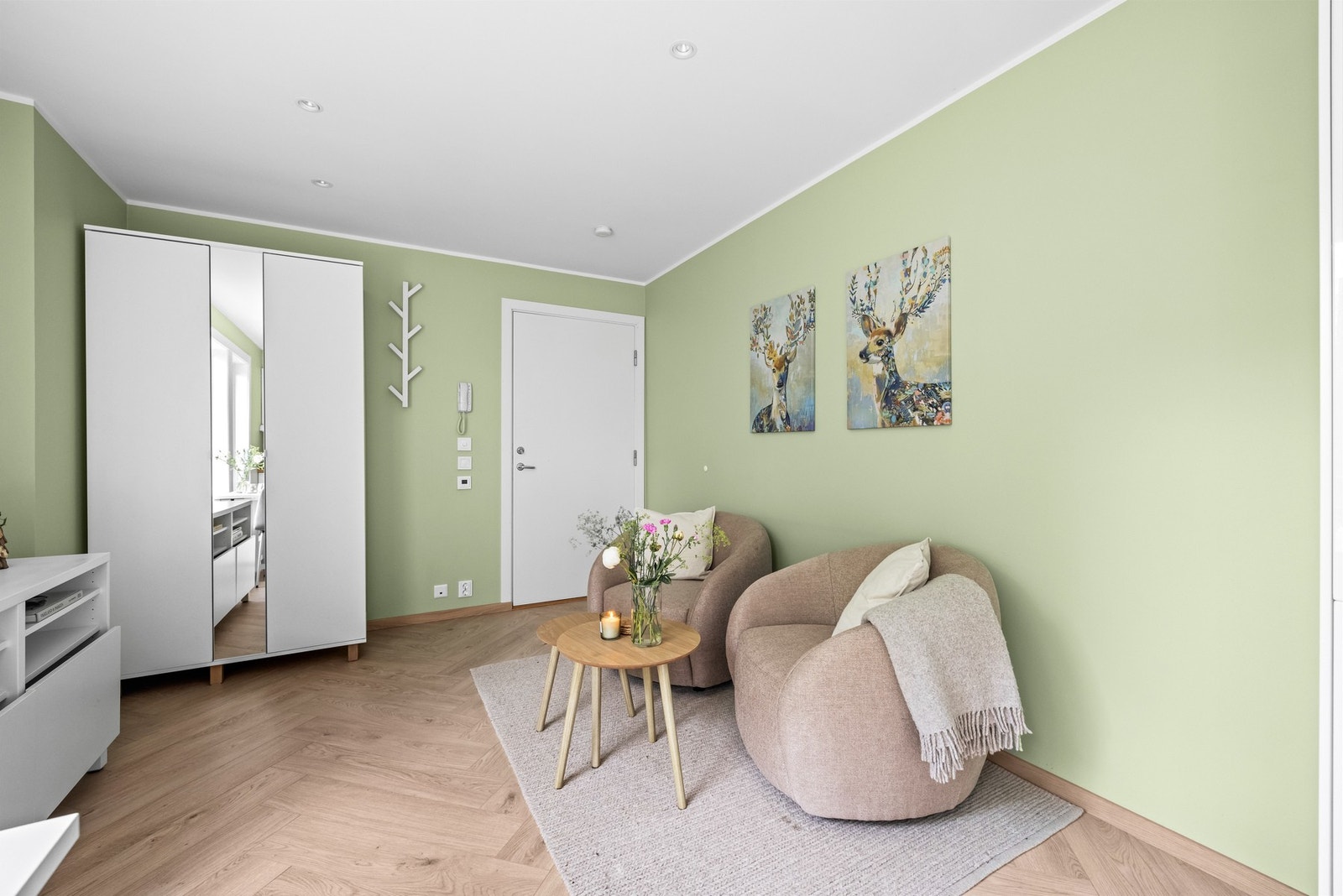 Her ligger alt til rette for hyggelige middager med venner, rolige filmkvelder i sofaen eller en avslappende morgenkaffe i dagslyset fra vinduene. Galleribilde