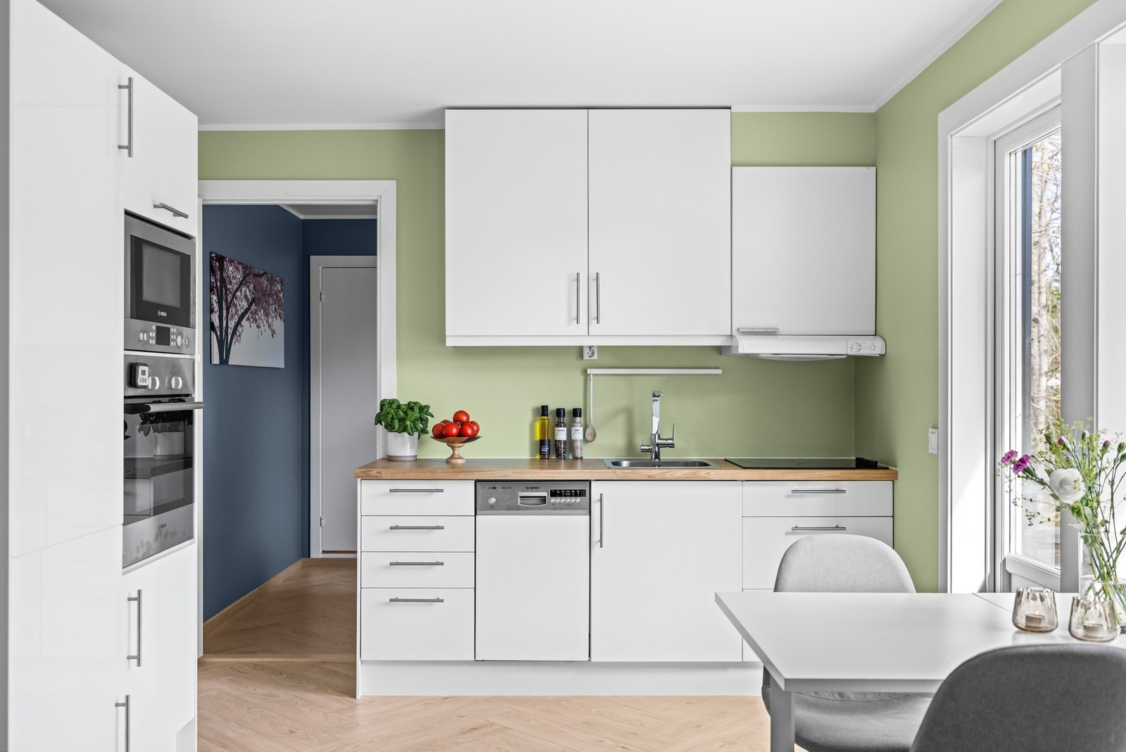 Innredningen fra Ikea har et stilrent uttrykk med hvite, glatte fronter og laminert benkeplate som gir godt med arbeidsplass. Galleribilde