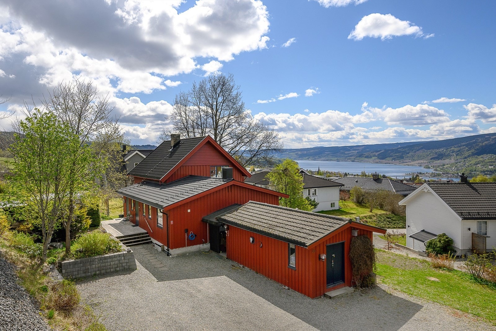 Eiendommen ligger i et veletablert og barnevennlig boligområde på Randgård. Galleribilde