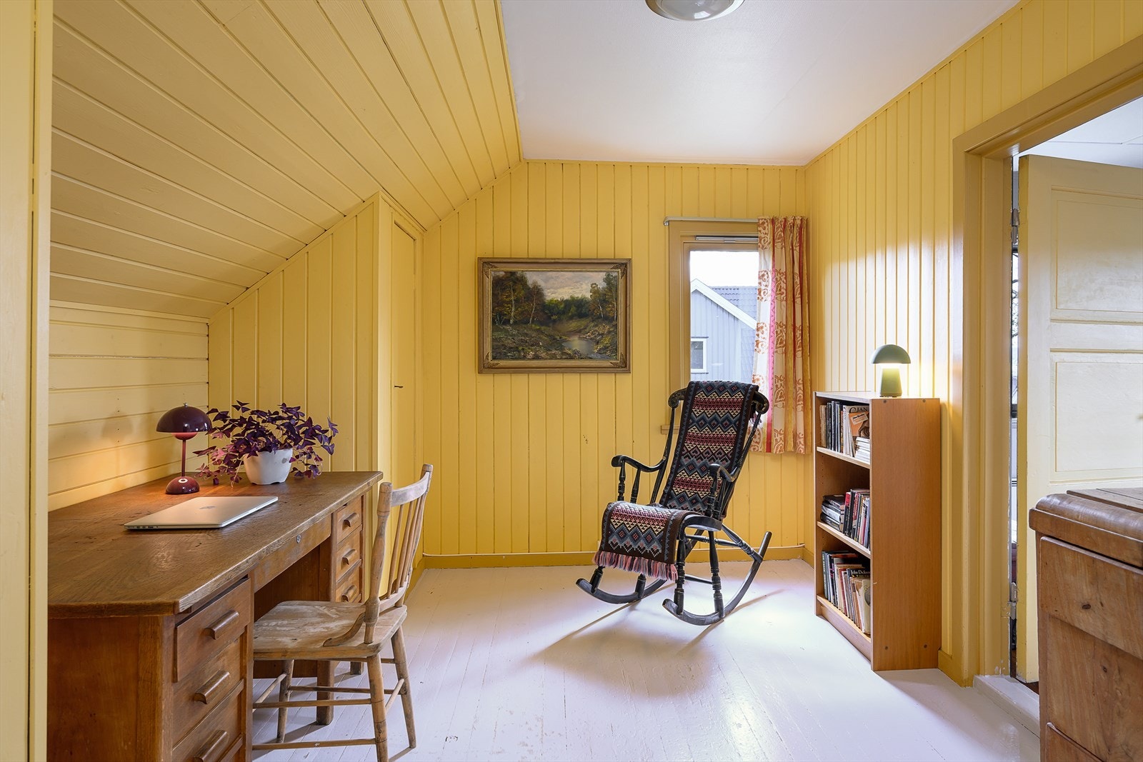 Det andre soverommet i etasjen er lyst og sjarmerende, og egner seg godt som barnerom. Galleribilde