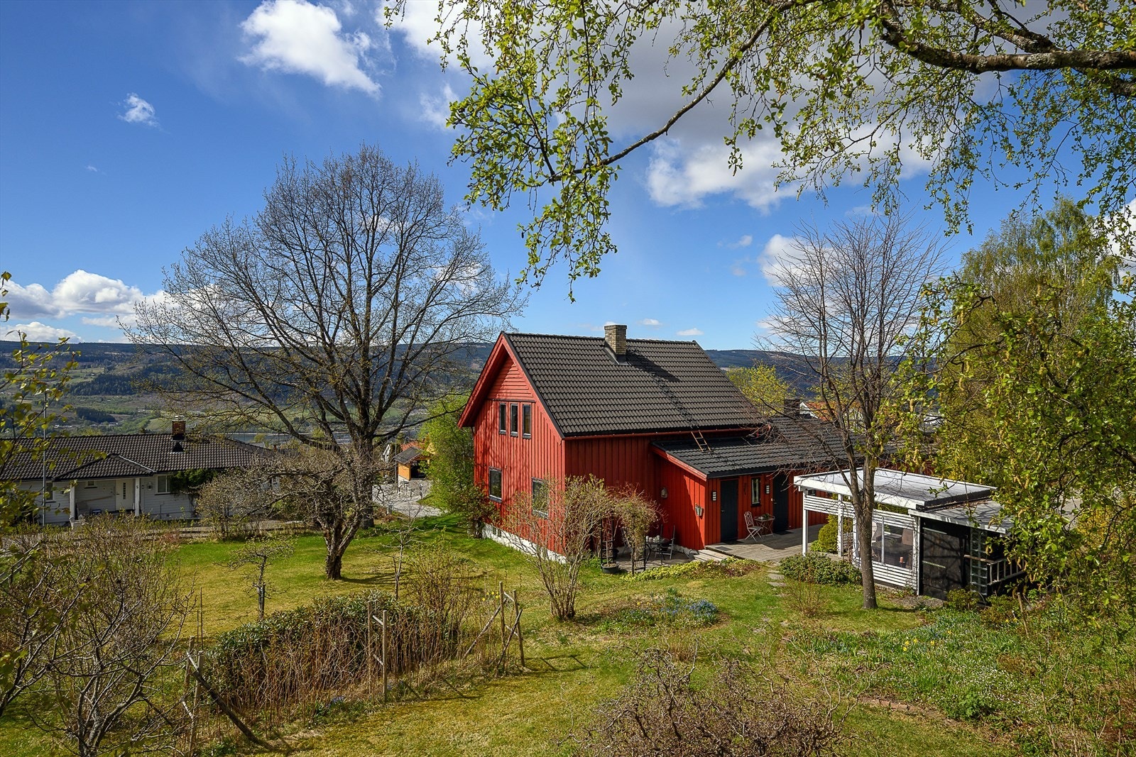 Oversiktsbilde av eiendommen og hagen. Galleribilde