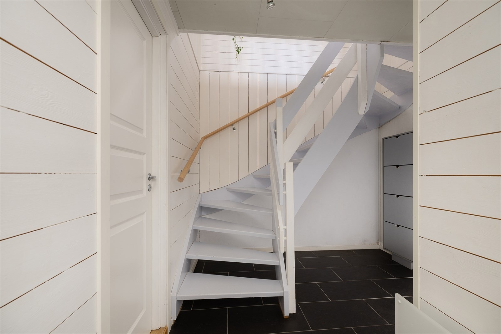 En egen trapp fører ned til underetasjen i den tilbygde delen av huset. Galleribilde