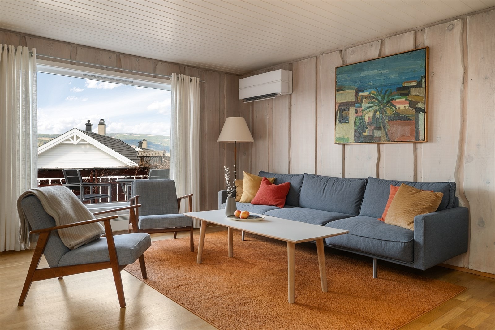 I stuen er det varmepumpe som gir god og stabil grundvarme. Galleribilde