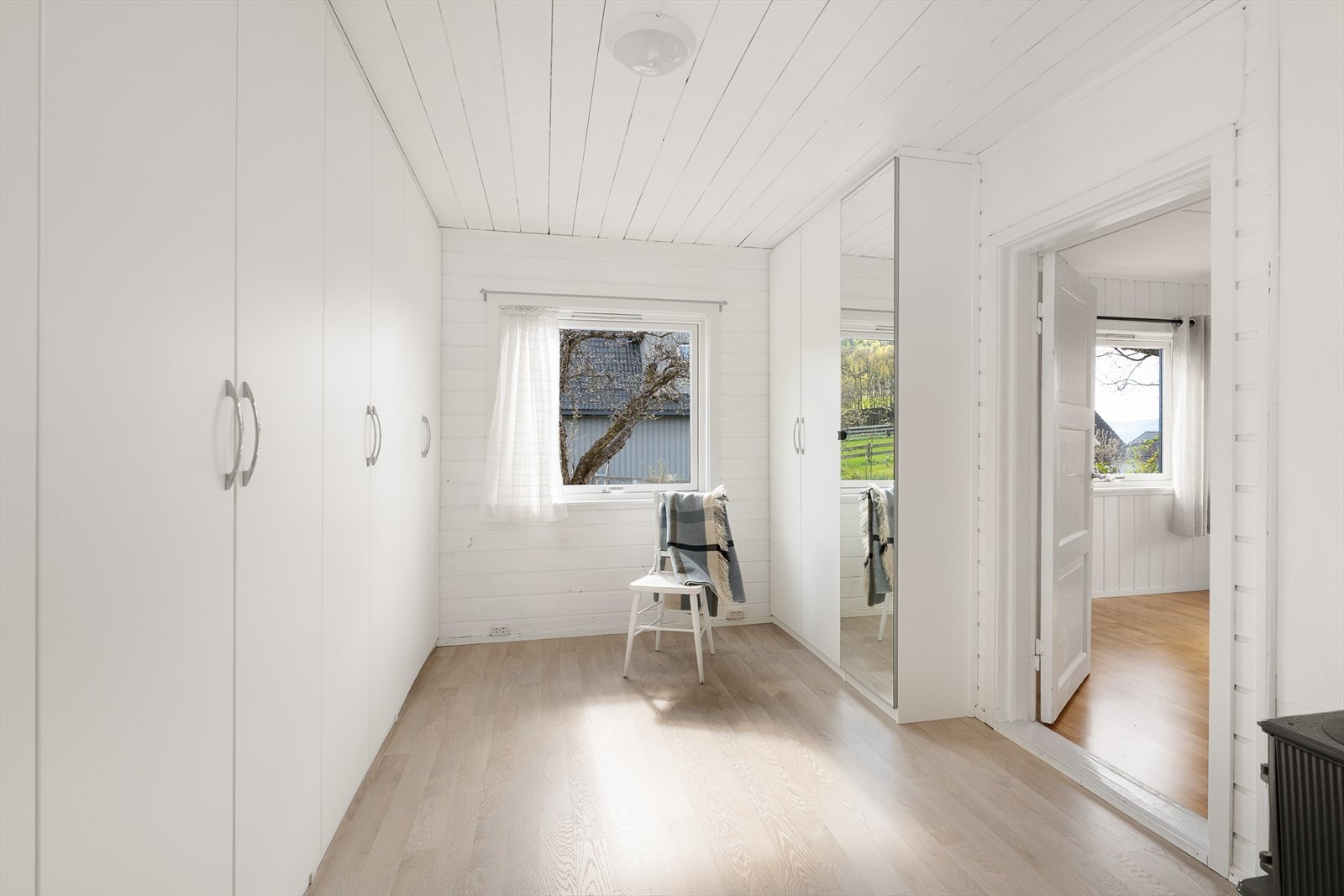 Det andre soverommet i etasjen har gjennomgang fra hovedsoverom og benyttes som walk-inn garderobe Galleribilde