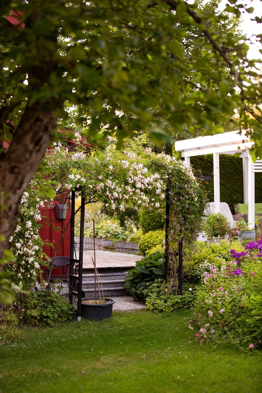 En sjarmerende portal leder inn til en av de mange sonene i den veletablerte hagen. Galleribilde