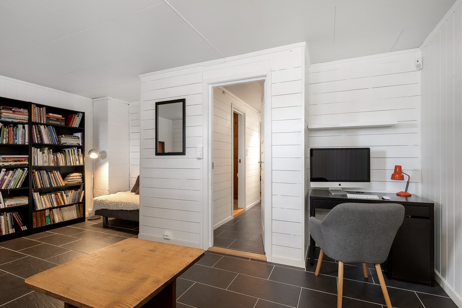 Kjellerstuen kan innredes etter behov, for eksempel som et arbeidsrom. Galleribilde