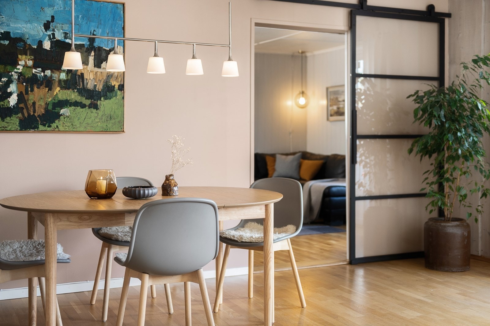 Spisestuen har god plass til et stort spisebord. Galleribilde