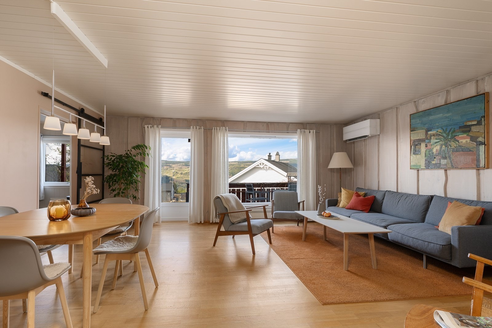 Fra stue er det adkomst ut til terrasse Galleribilde