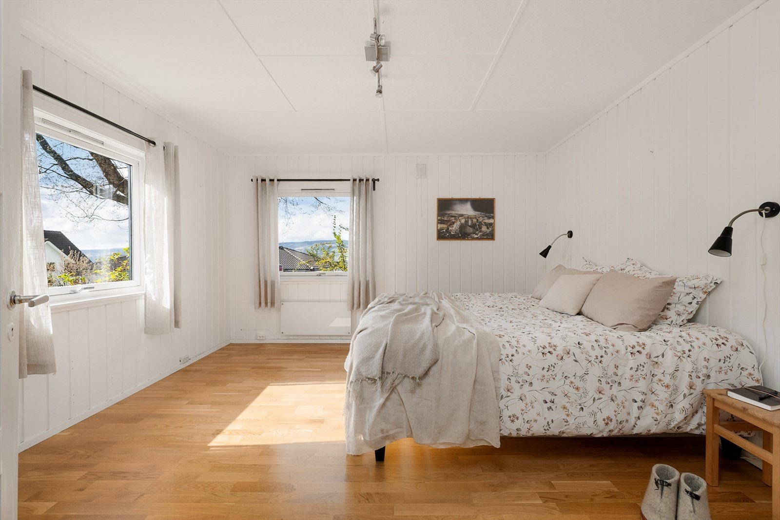 Boligen har totalt fem soverom. Dette er ett av to soverom i første etasje. Galleribilde