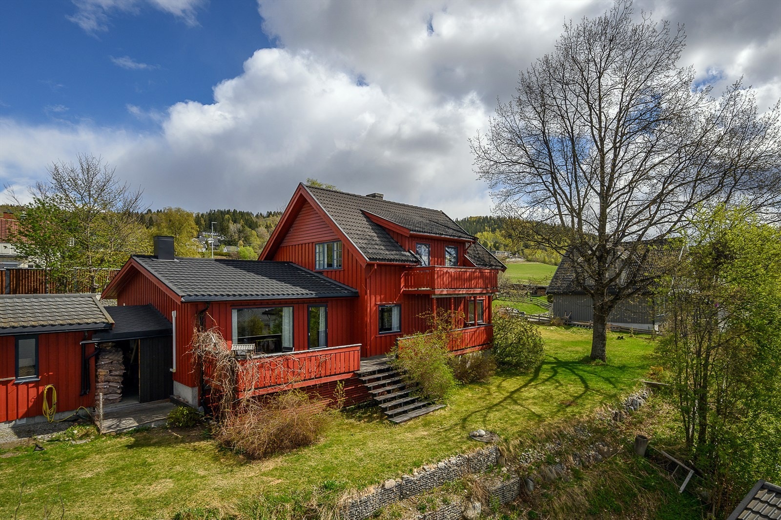 Eneboligen sett fra siden, med utgang til veranda fra første etasje. Galleribilde
