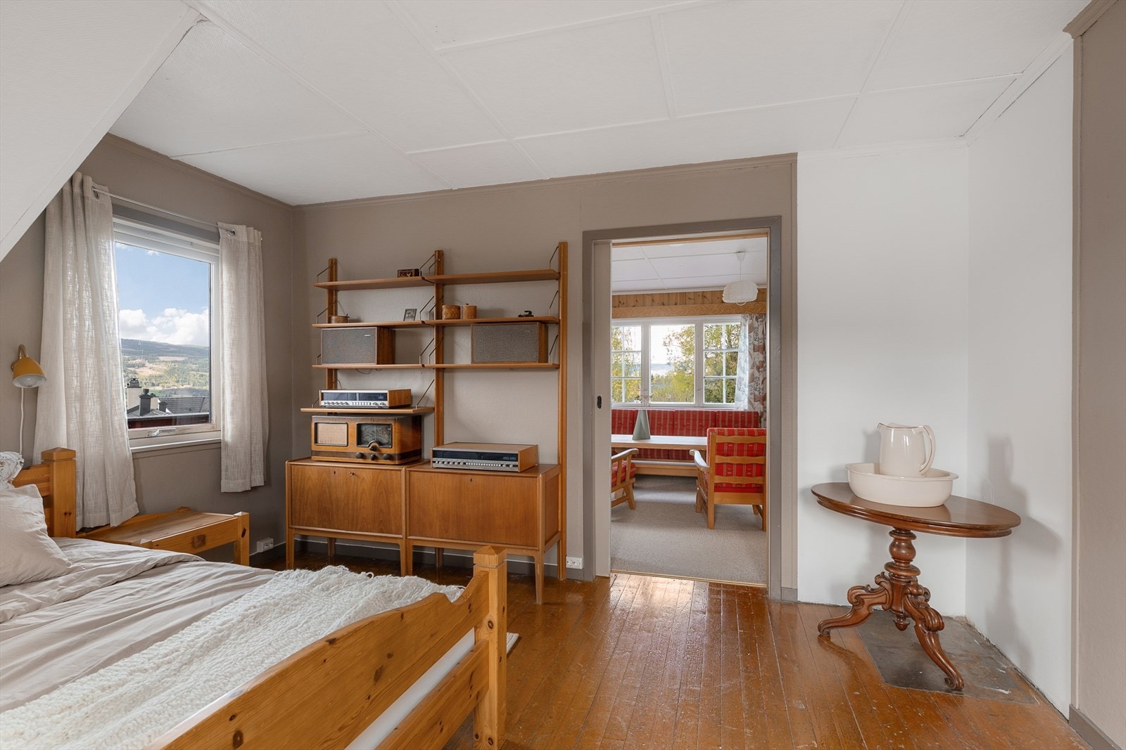 Rommet har en åpen løsning mot loftstuen, som kan lukkes med en skyvedør. Galleribilde