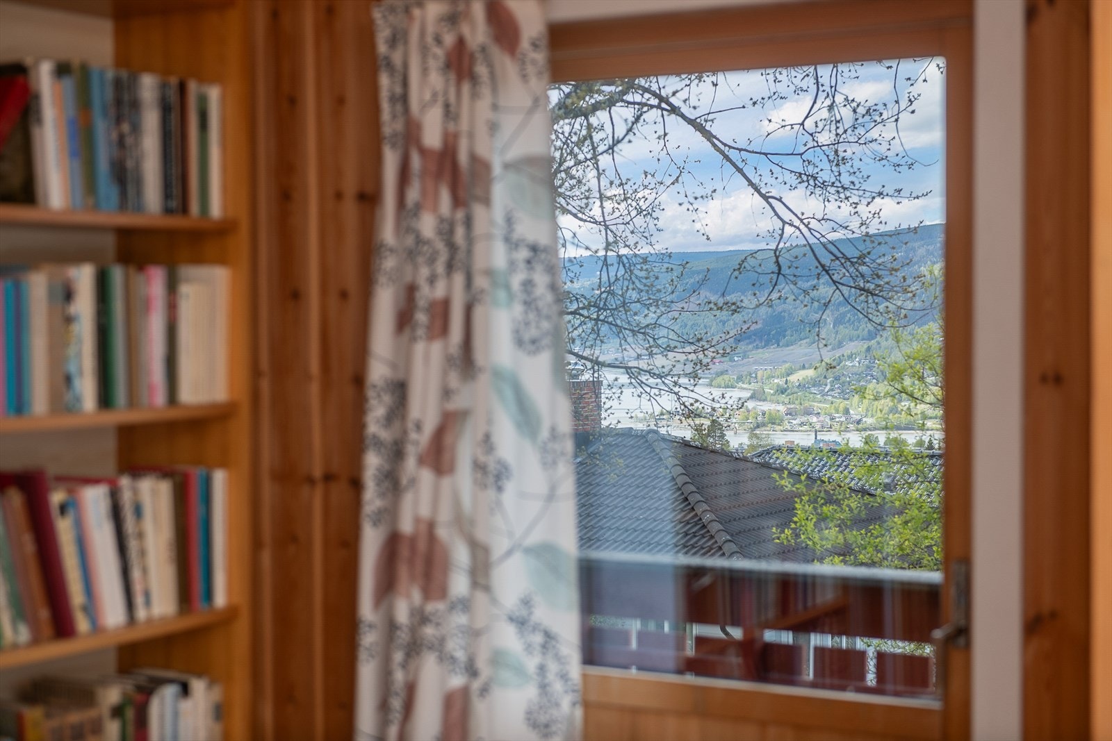 Fra biblioteket er det utgang til terrasse. Denne må renoveres, og er av takstmann gitt TG3 Galleribilde