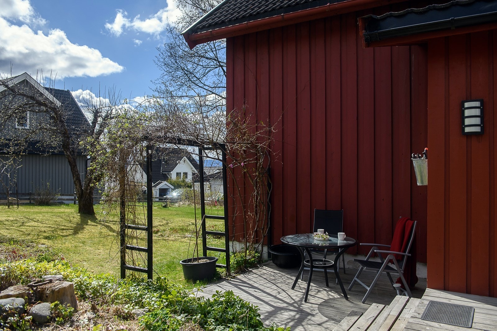 En liten, usjenert uteplass. Galleribilde