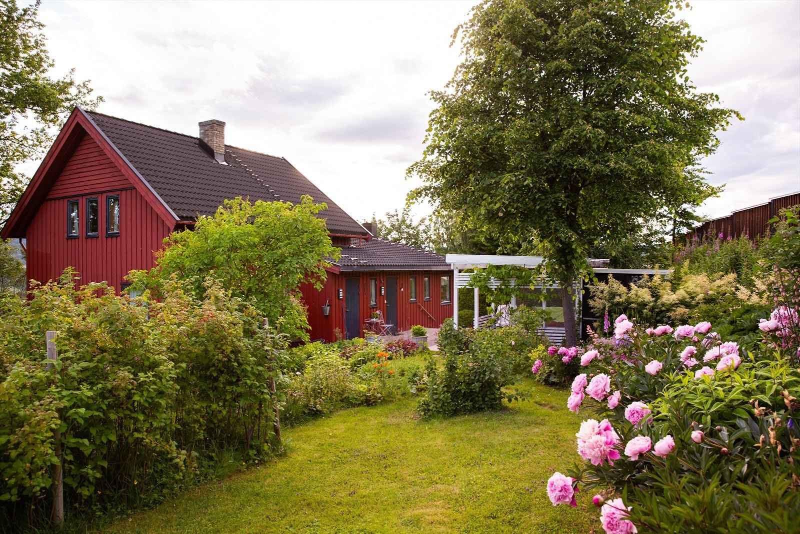 En innholdsrik enebolig over tre plan, med fleksible løsninger for en stor familie. Eiendommen ligger på en stor, pent opparbeidet eiertomt. Galleribilde