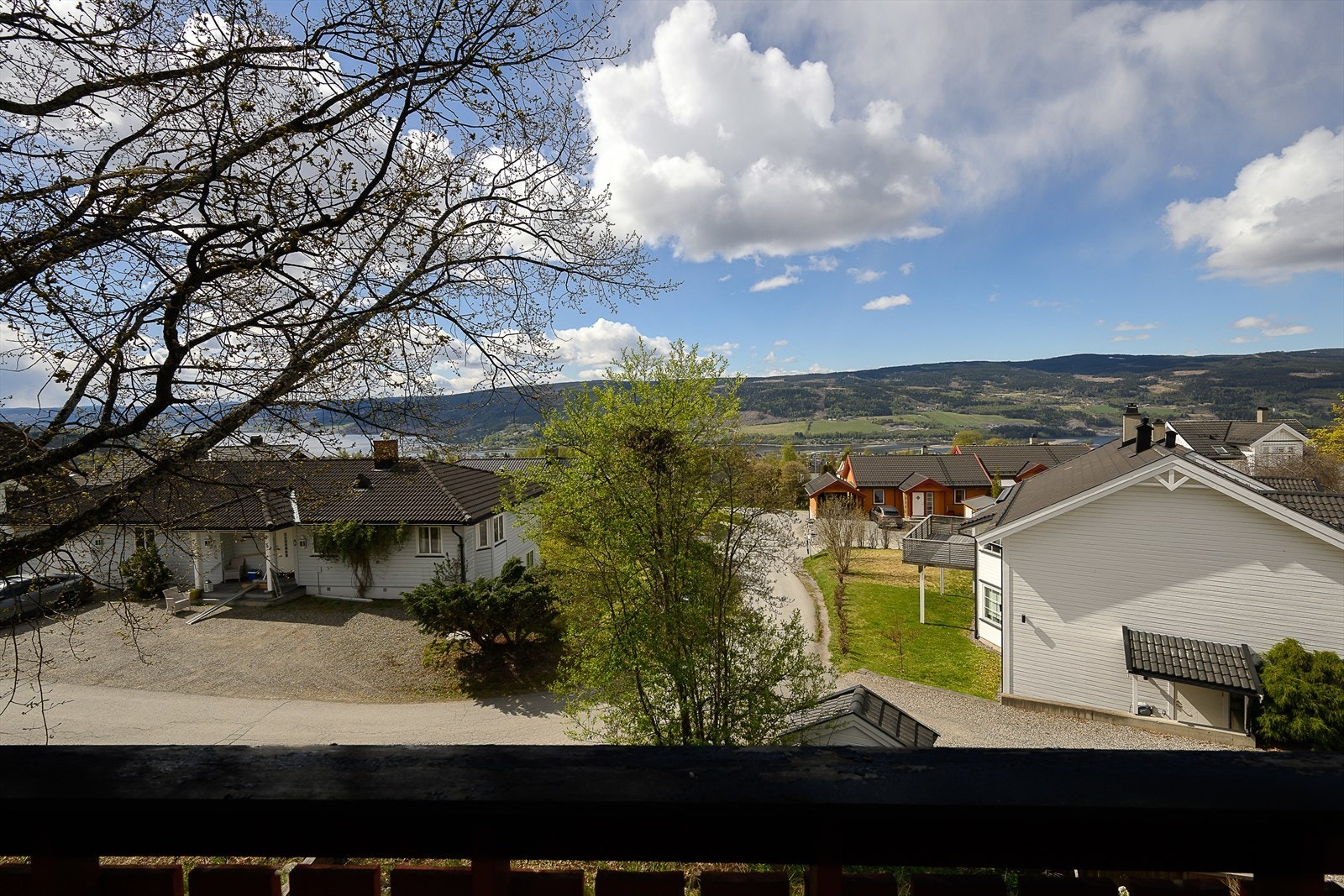 Terrassen har god solgang og flott utsikt, men må renoveres og er av takstmann gitt TG3 Galleribilde