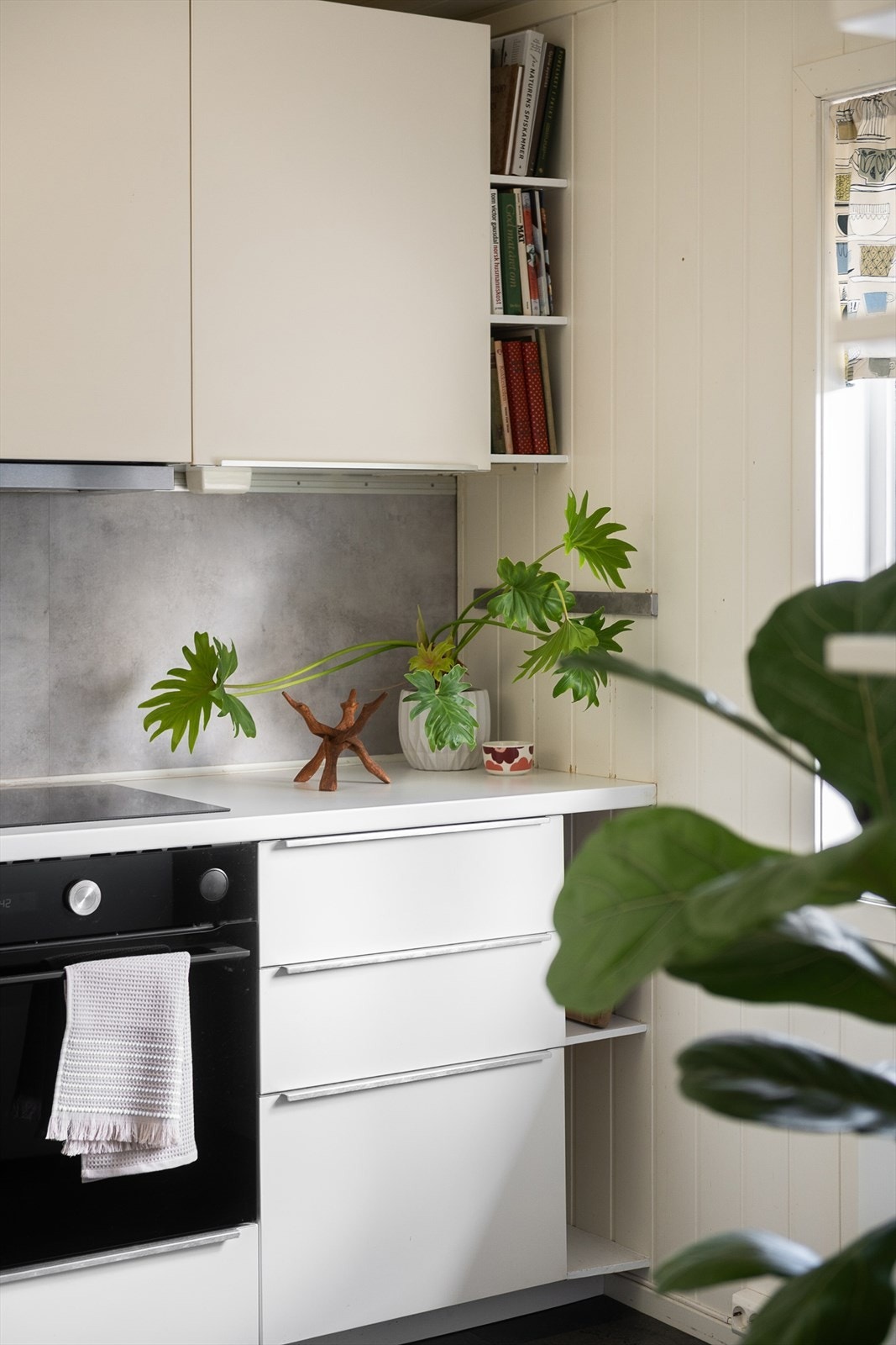 Detalj fra kjøkkenet med integrert stekeovn. Galleribilde