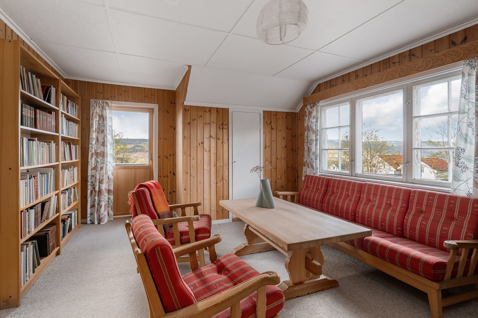 Fra rommet er det utgang til verandaen i andre etasje. Galleribilde