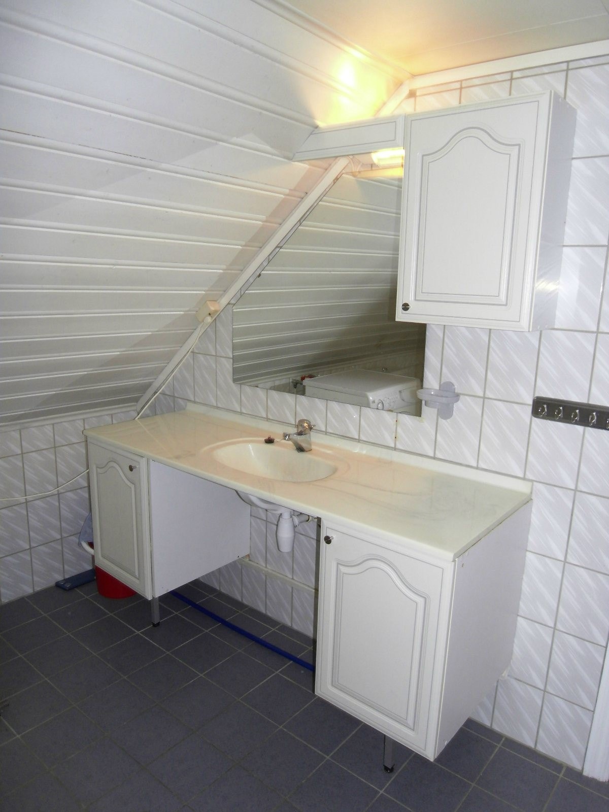 Leiligheten har et romslig flislagt bad. Opplegg for vaskemaskin. Galleribilde