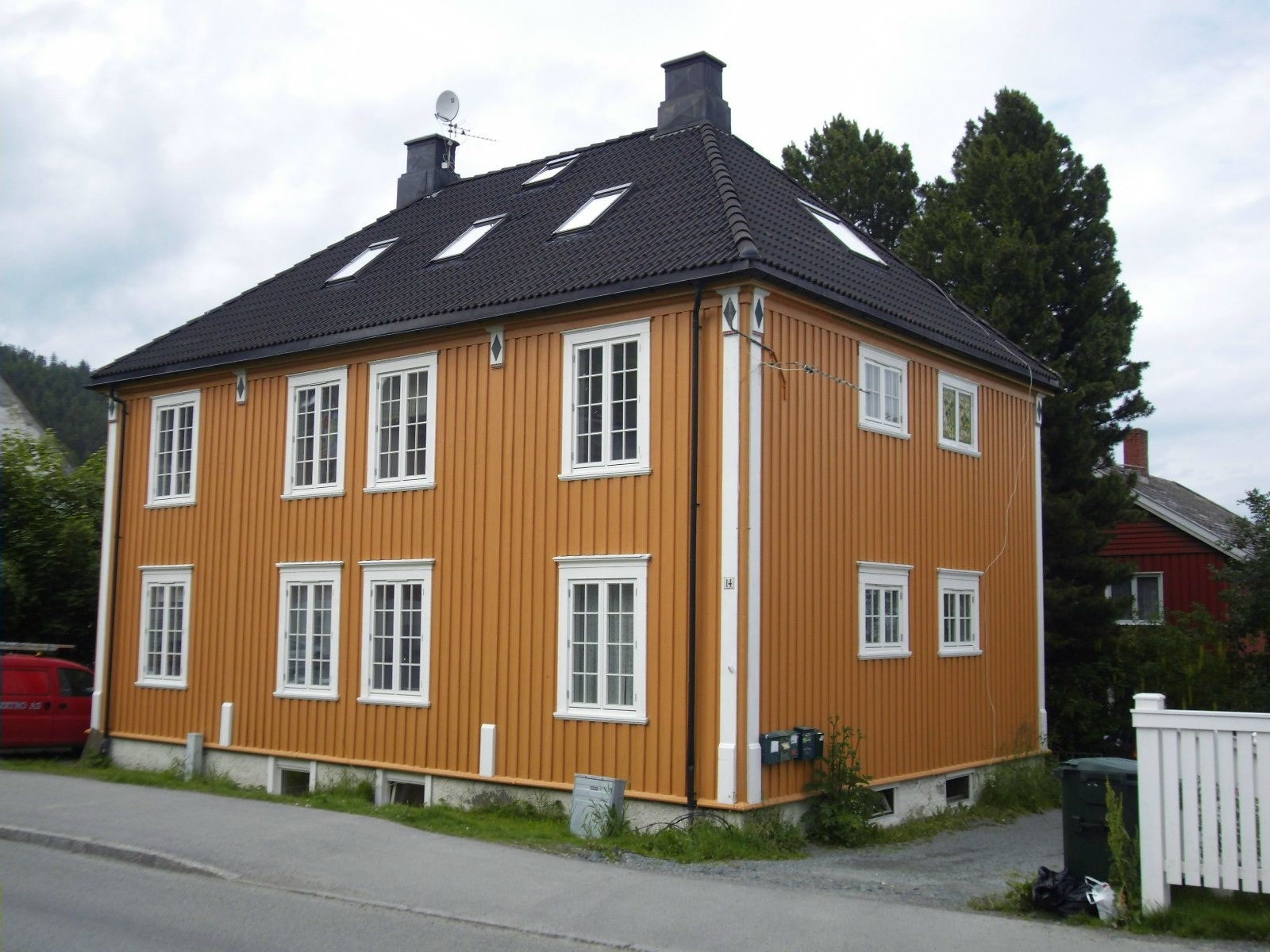 Fasade: Leiligheten ligger i Bynesveien 14 ca 2 km fra Trondheim Sentrum. Galleribilde