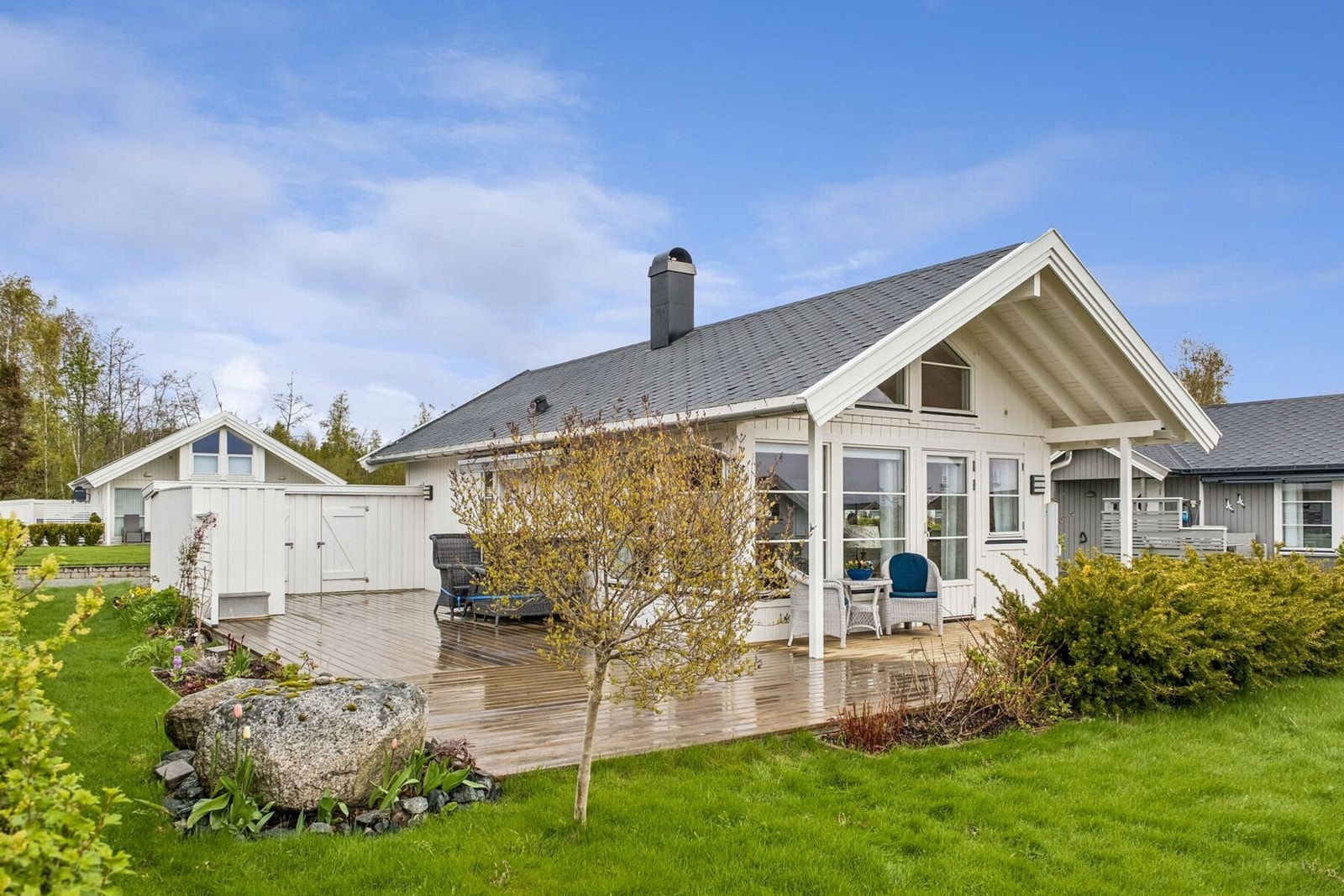 Her får du en hytte med nærhet til sjøen, fine fellesområder og gode turmuligheter i rolige omgivelser. Galleribilde