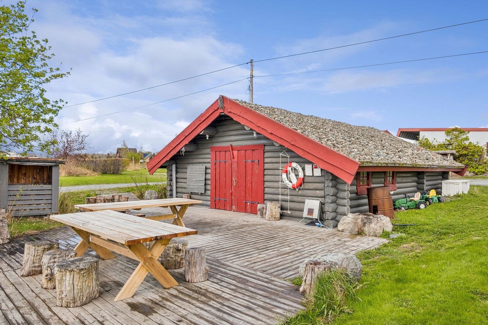 Ved sjøkanten finnes et felles naust som kan leies av hytteeierne mot betaling. Galleribilde